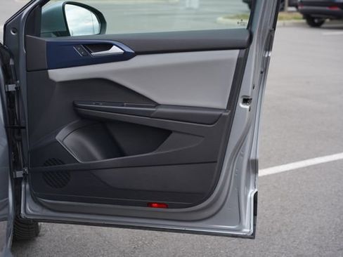 Used 2023 Volkswagen Taos SE w/ Panoramic Sunroof Package image 21