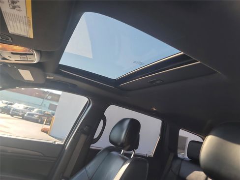 Used 2019 Jeep Grand Cherokee Altitude image 23