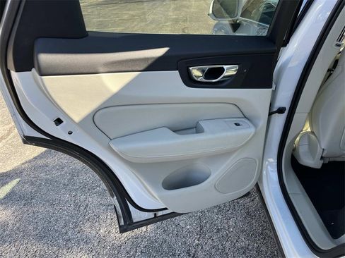 Used 2018 Volvo XC60 T5 Momentum w/ Vision Package image 17