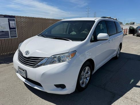 Used 2014 Toyota Sienna LE image 1