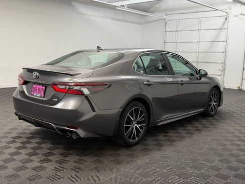 Used 2021 Toyota Camry SE w/ Cold Weather Package FWD image 8