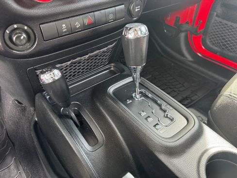 Used 2016 Jeep Wrangler Unlimited Sahara w/ Connectivity Group AWD/4WD image 32