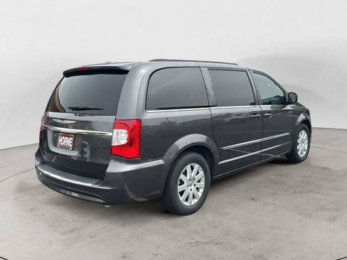 Used 2015 Chrysler Town & Country Touring FWD image 5