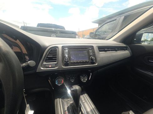 Used 2020 Honda HR-V LX image 9