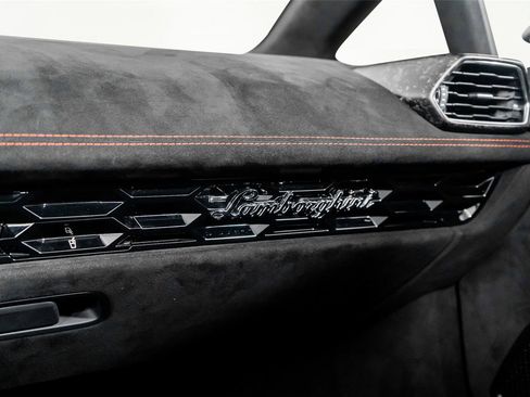 Used 2018 Lamborghini Huracan Performante AWD/4WD image 44