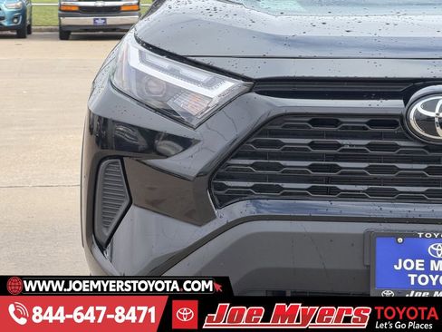 Used 2025 Toyota RAV4 XLE w/ Convenience Package image 5