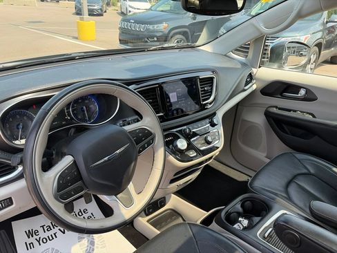 Used 2020 Chrysler Pacifica Limited w/ Tire & Wheel Group FWD image 23