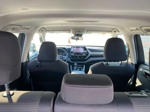 Used 2022 Toyota Highlander LE AWD/4WD image 10