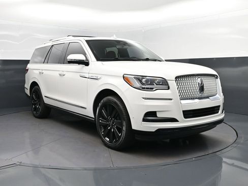 Used 2024 Lincoln Navigator Reserve AWD/4WD image 9