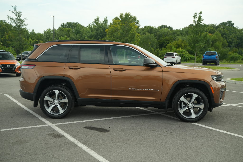 New 2026 Jeep Grand Cherokee Limited w/ MOPAR Finishing Package AWD/4WD image 8