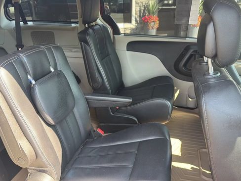 Used 2014 Chrysler Town & Country Touring FWD image 9