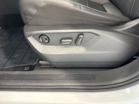 Used 2019 Volkswagen Tiguan SE w/ Panoramic Sunroof Package image 18