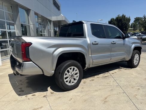 Used 2025 Toyota Tacoma SR5 AWD/4WD image 6