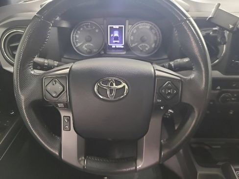 Used 2017 Toyota Tacoma TRD Off-Road w/ Premium & Technology Package AWD/4WD image 26