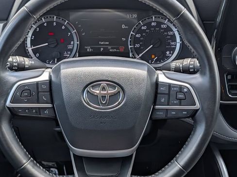 Used 2024 Toyota Highlander LE AWD/4WD image 12
