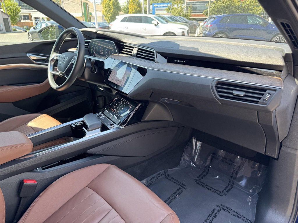 Used 2022 Audi e-tron Premium AWD/4WD image 31