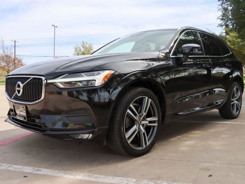 Used 2021 Volvo XC60 T6 Momentum w/ Premium Package image 3