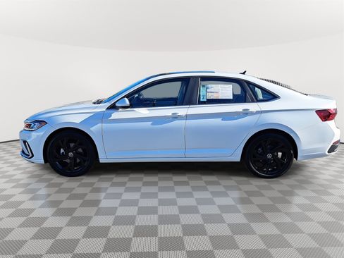 Certified 2025 Volkswagen Jetta SE w/ Sunroof Package image 8