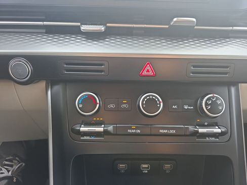 Used 2023 Kia Carnival LX FWD image 27