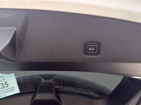 Used 2023 Cadillac XT6 Premium Luxury image 31