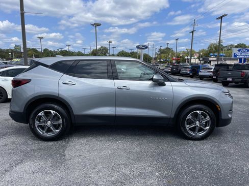 Used 2025 Chevrolet Blazer LT FWD image 2