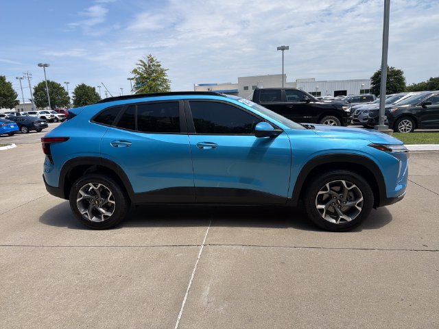 Used 2025 Chevrolet Trax LT FWD image 16
