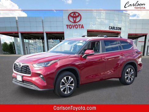 Used 2023 Toyota Highlander XLE AWD/4WD image 1