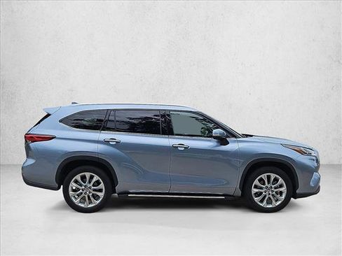 Used 2022 Toyota Highlander Limited FWD image 4