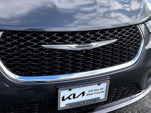 Used 2023 Chrysler Pacifica Touring-L image 28