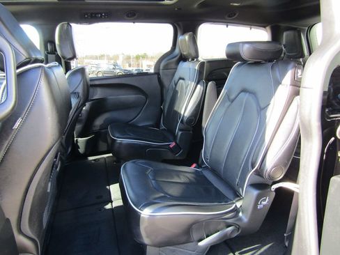 Used 2025 Chrysler Pacifica Limited FWD image 18