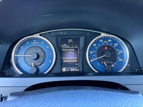 Used 2017 Toyota Camry XLE w/ Moonroof Package FWD image 19