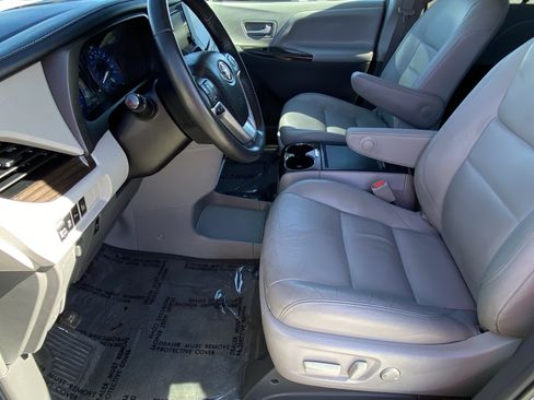 Certified 2017 Toyota Sienna XLE Premium image 30