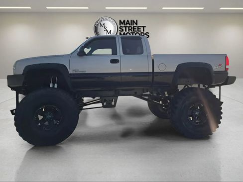 Used 2004 Chevrolet Silverado 2500 LT w/ Heavy-Duty Power Package image 1