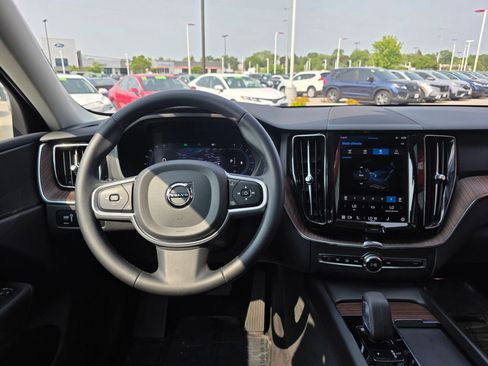 Used 2022 Volvo XC60 B5 Momentum image 13