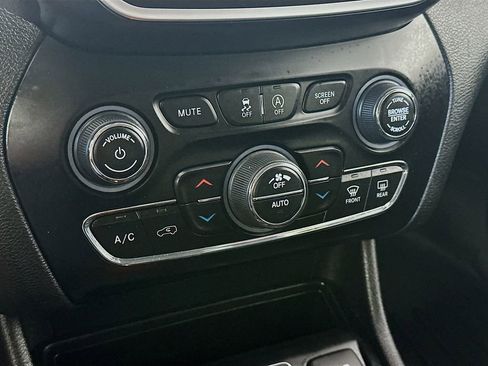 Used 2019 Jeep Cherokee Trailhawk w/ Comfort/Convenience Group image 18