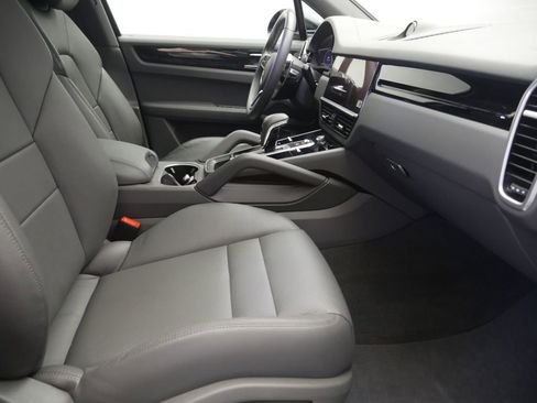 Certified 2023 Porsche Cayenne AWD/4WD image 24