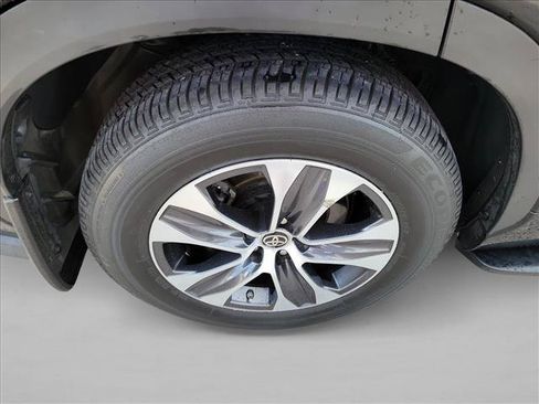Used 2020 Toyota Highlander XLE AWD/4WD image 11