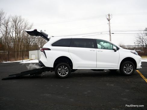New 2026 Toyota Sienna LE image 13