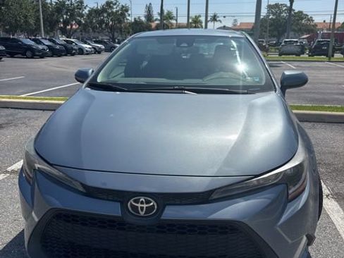 Used 2021 Toyota Corolla LE FWD image 3