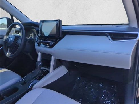 Used 2025 Toyota Corolla Cross LE image 27