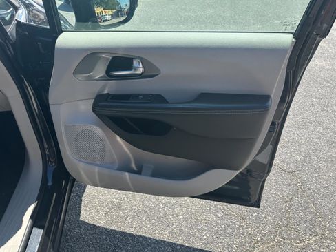 Used 2022 Chrysler Pacifica Touring-L image 28