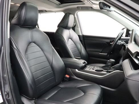 Used 2021 Toyota Highlander XLE AWD/4WD image 24