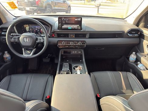 Used 2025 Honda Pilot Elite image 14