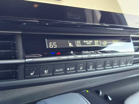 Certified 2025 Toyota Sienna Platinum image 33