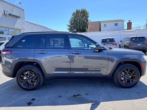 Used 2024 Jeep Grand Cherokee Altitude AWD/4WD image 8