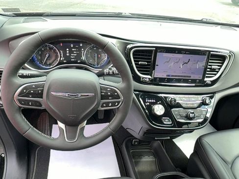 Used 2025 Chrysler Pacifica Select FWD image 13