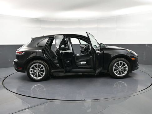Certified 2023 Porsche Macan Turbo AWD/4WD image 33