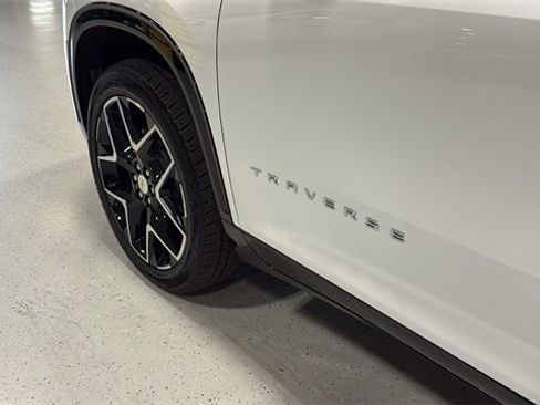 Used 2025 Chevrolet Traverse High Country image 16