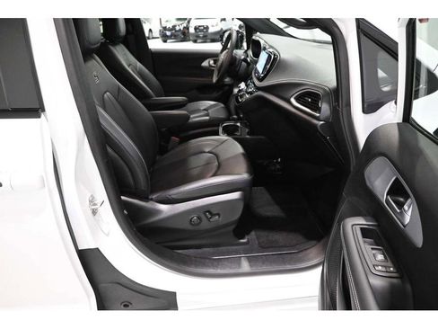 Used 2024 Chrysler Pacifica Touring-L w/ Uconnect Theater Family Group image 15
