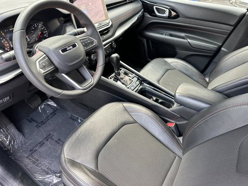 Used 2025 Jeep Compass Trailhawk AWD/4WD image 9